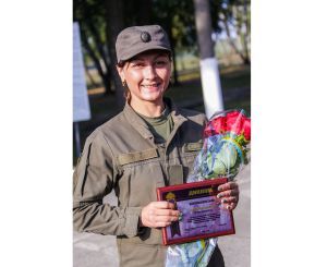 Жінкам-гвардійцям теж личить берет із тризубом, але...